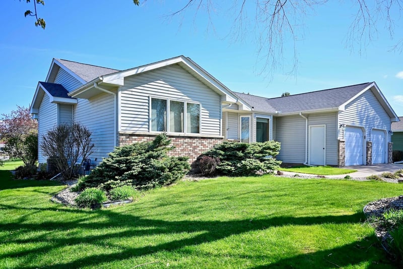 130 Benson Dr, Lewiston, MN 55952