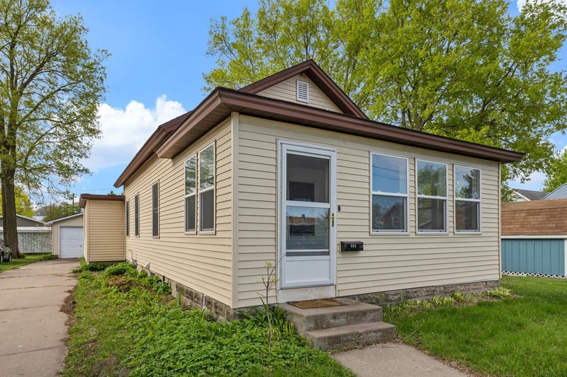975 W 2nd St, Winona, MN 55987