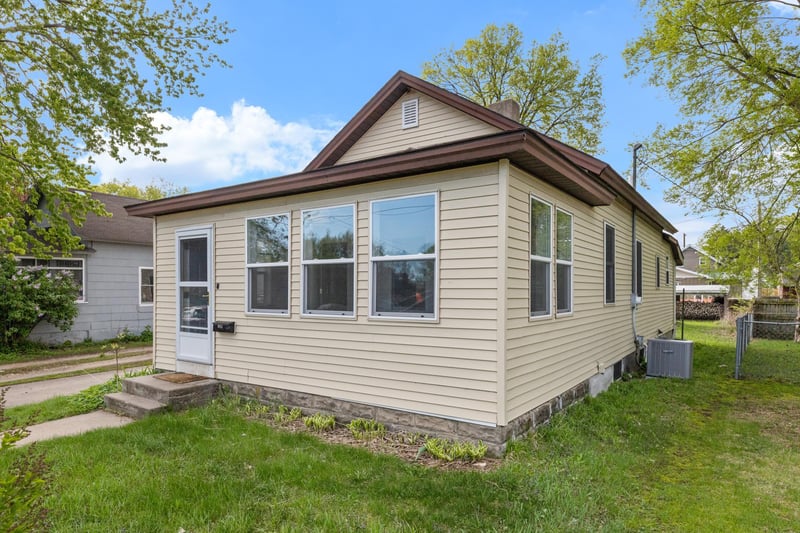975 W 2nd St, Winona, MN 55987