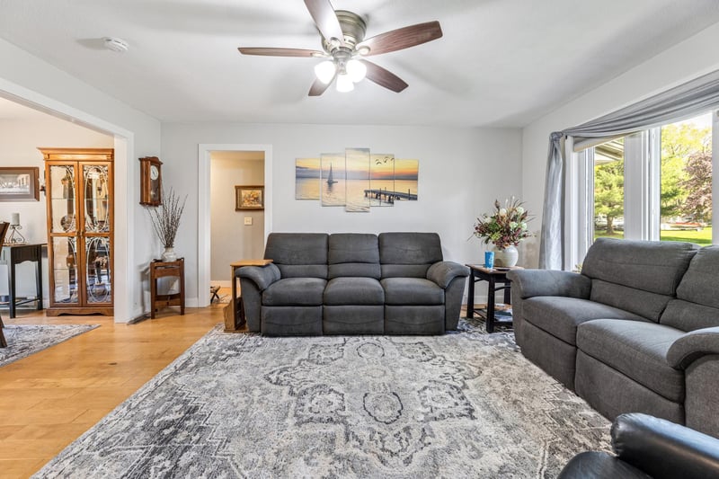 64 W 18th St, Cochrane, WI 54622