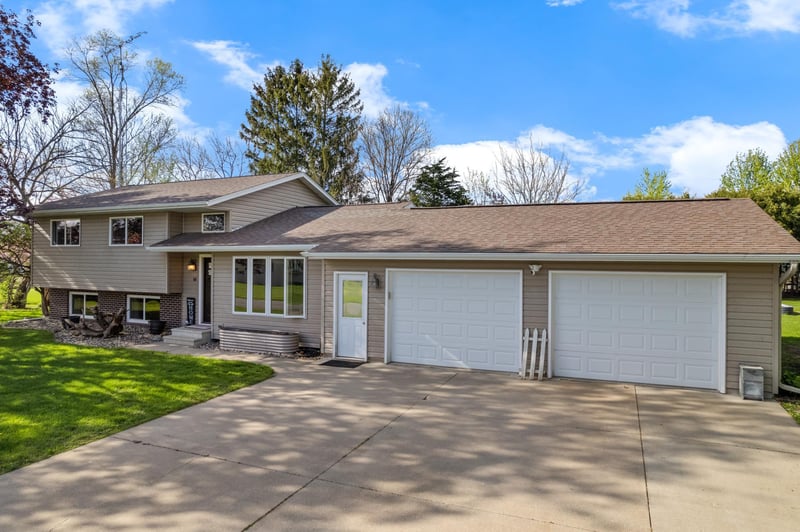 64 W 18th St, Cochrane, WI 54622
