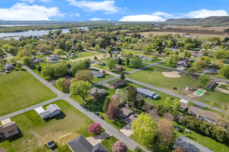 64 W 18th St, Cochrane, WI 54622