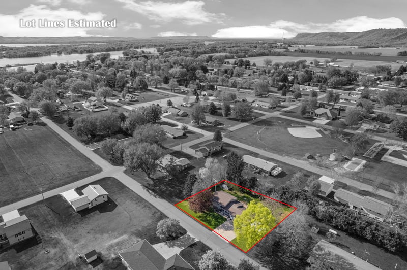 64 W 18th St, Cochrane, WI 54622