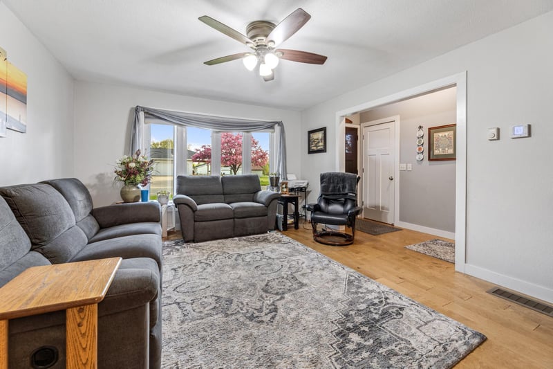 64 W 18th St, Cochrane, WI 54622