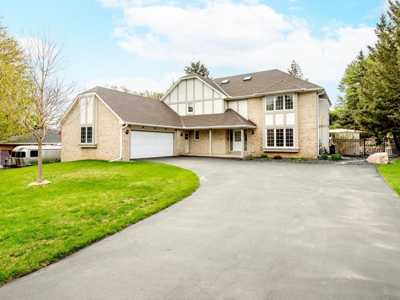 1009 Stratford Rd, Mendota Heights, MN 55118