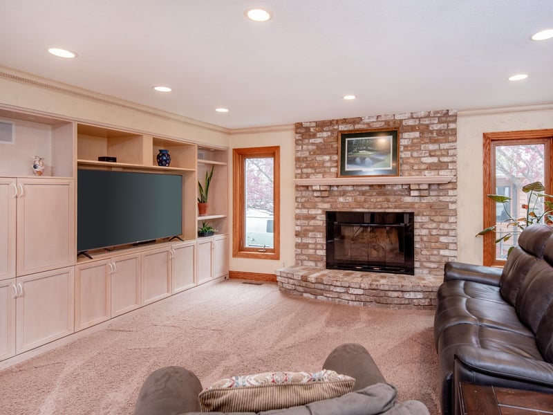 1009 Stratford Rd, Mendota Heights, MN 55118