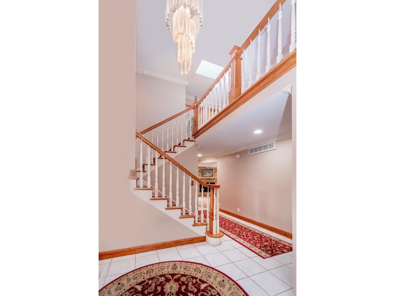 1009 Stratford Rd, Mendota Heights, MN 55118