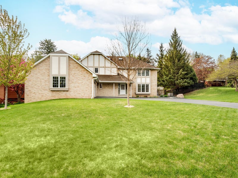 1009 Stratford Rd, Mendota Heights, MN 55118