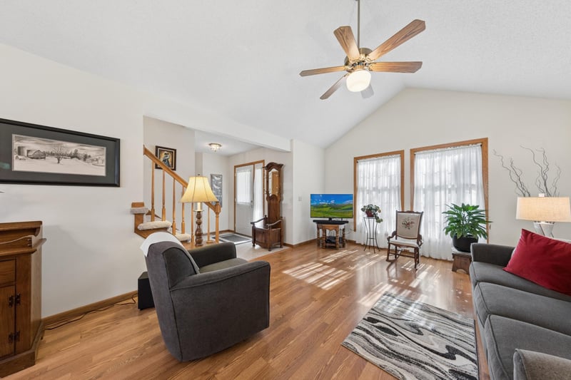 7312 Parkview Dr, Mounds View, MN 55112