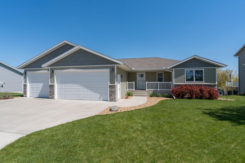 1906 Rock Ridge Ln, Saint Peter, MN 56082