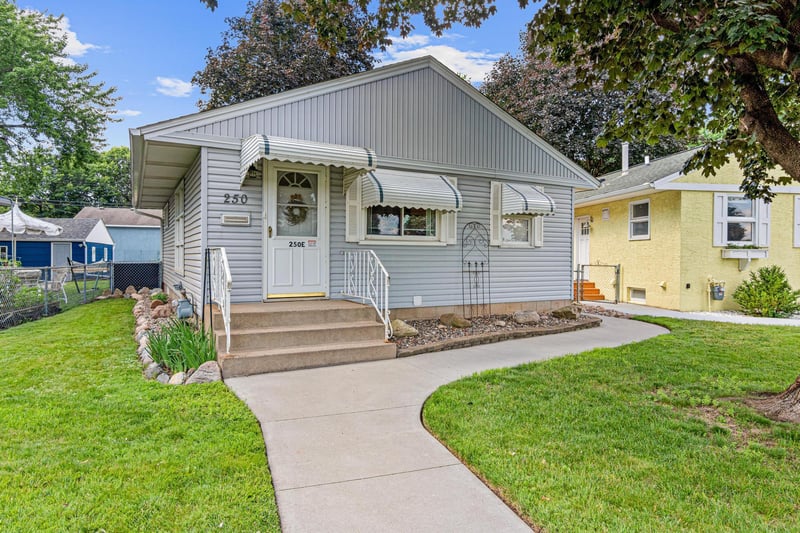 250 Macarthur St E, South Saint Paul, MN 55075