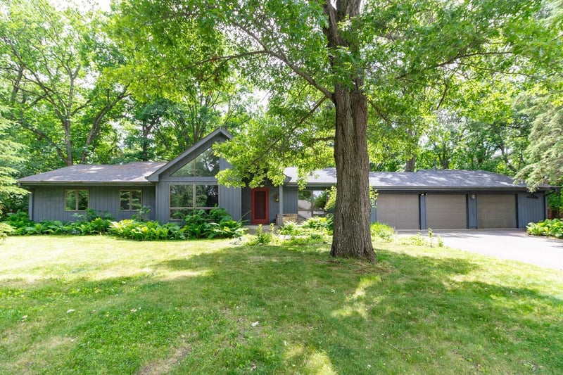 500 Robert Ct, Mahtomedi, MN 55115