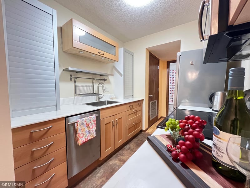 26 10th St W #607, Saint Paul, MN 55102