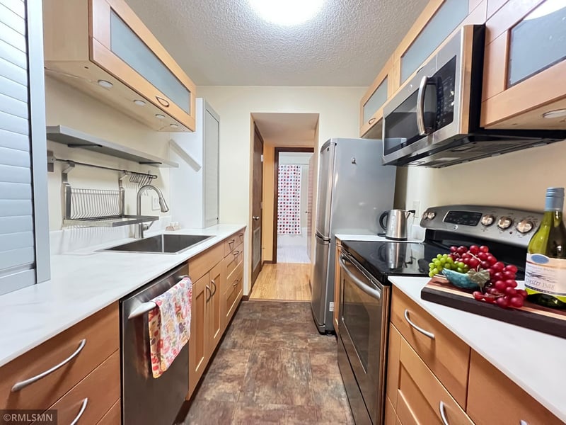 26 10th St W #607, Saint Paul, MN 55102
