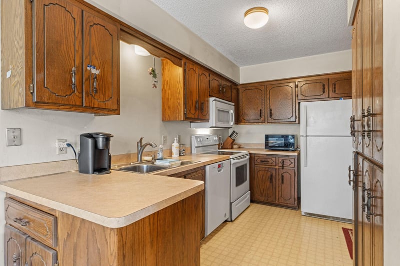 1013 122nd Ave NE, Blaine, MN 55434