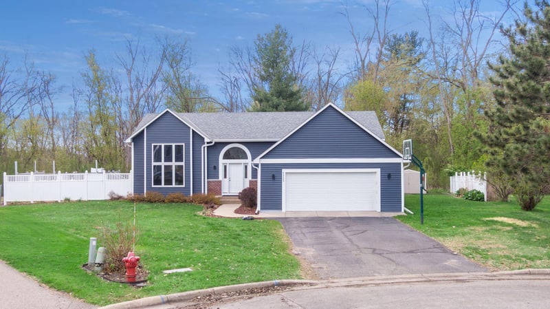 5323 Cedarwood Ct, White Bear Twp, MN 55110