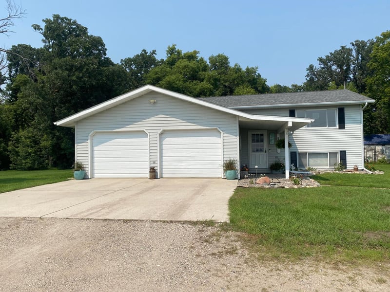 37488 320th St, Roseau, MN 56751