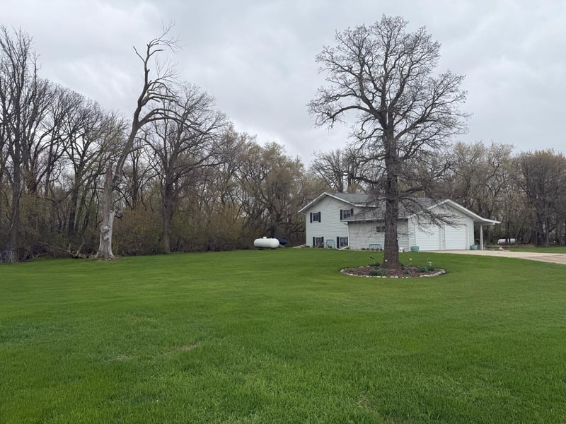 37488 320th St, Roseau, MN 56751