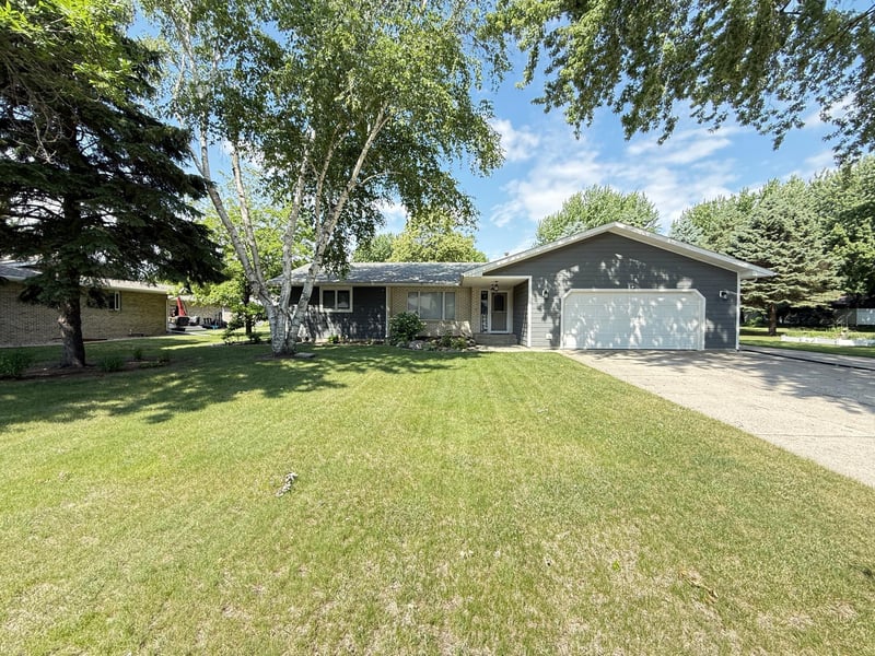 111 Buckeye Dr, Montevideo, MN 56265