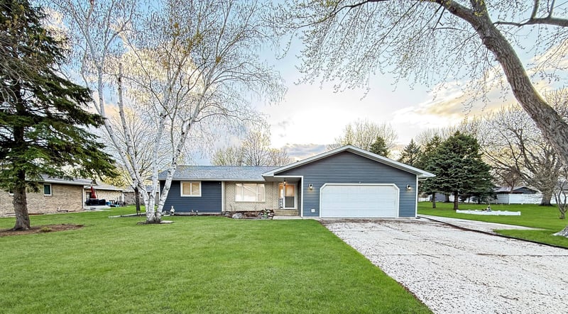 111 Buckeye Dr, Montevideo, MN 56265