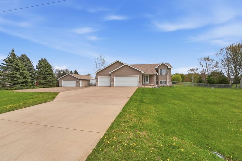 26173 Goodview Ave, Wyoming, MN 55092