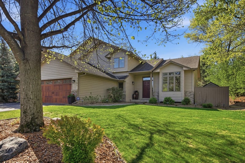 2301 Great Oaks Dr, Burnsville, MN 55337