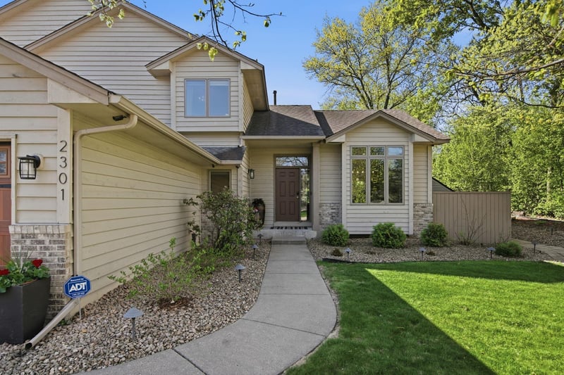 2301 Great Oaks Dr, Burnsville, MN 55337