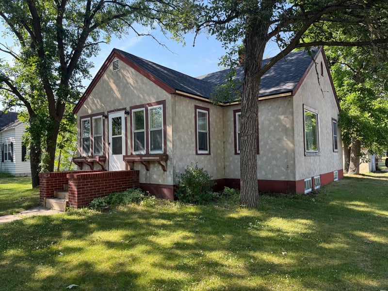 513 Lake St NE, Warroad, MN 56763