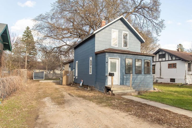316 11th St N, Moorhead, MN 56560