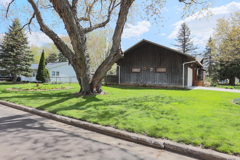 804 Valley View Dr, River Falls, WI 54022