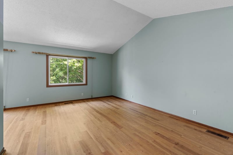 977 Heritage Ct E, Vadnais Heights, MN 55127