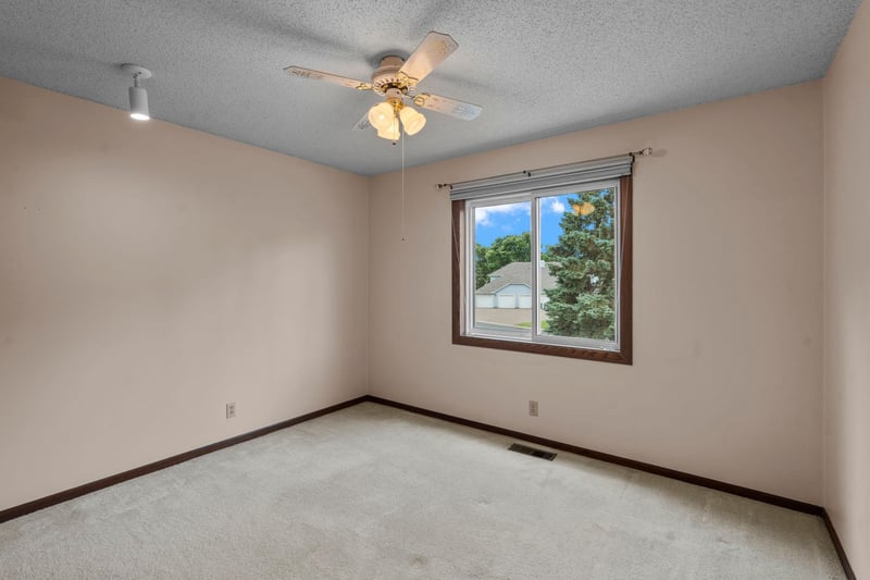 977 Heritage Ct E, Vadnais Heights, MN 55127