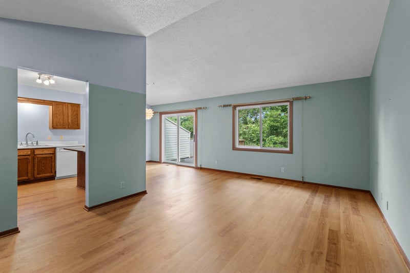 977 Heritage Ct E, Vadnais Heights, MN 55127
