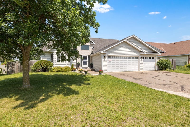 1211 Hillside Rd, Sauk Rapids, MN 56379