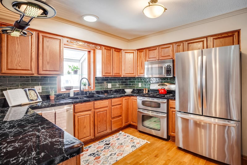2722 Vale Crest Rd, Crystal, MN 55422