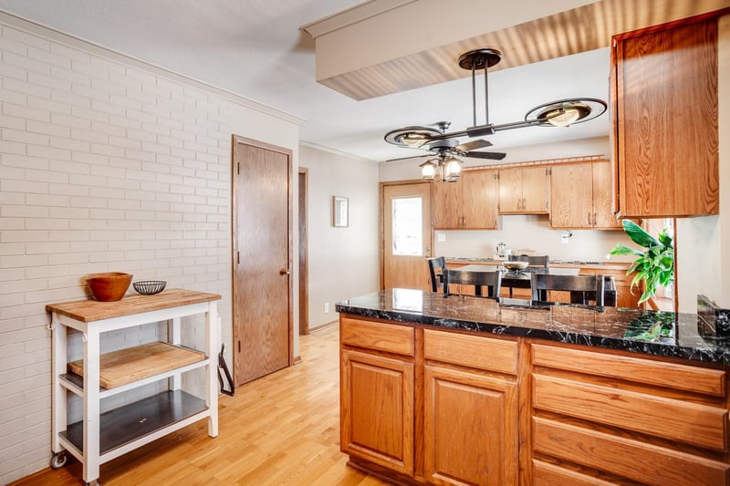 2722 Vale Crest Rd, Crystal, MN 55422