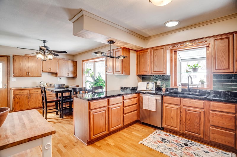 2722 Vale Crest Rd, Crystal, MN 55422