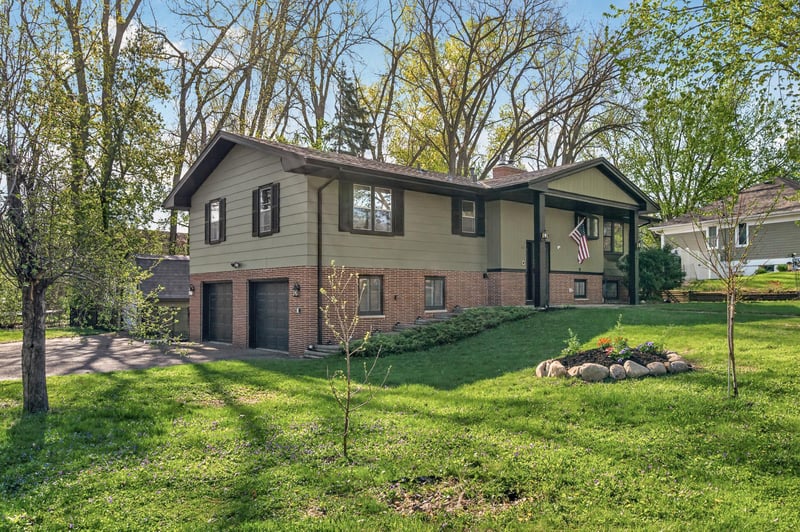 2722 Vale Crest Rd, Crystal, MN 55422