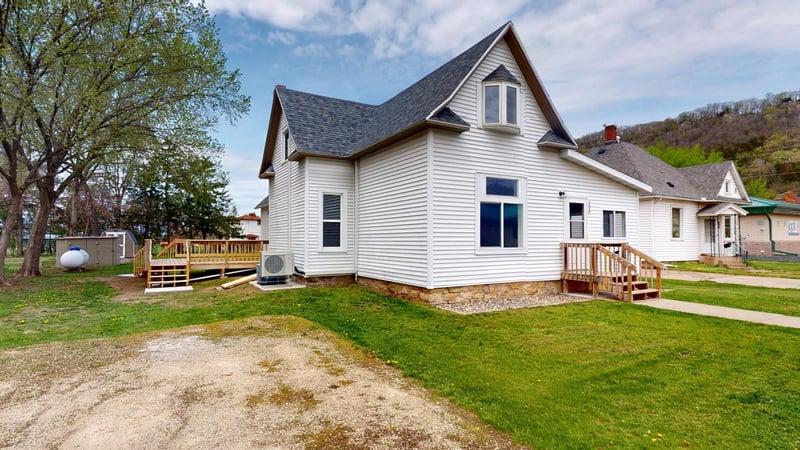 104 W 5th St, Cochrane, WI 54622