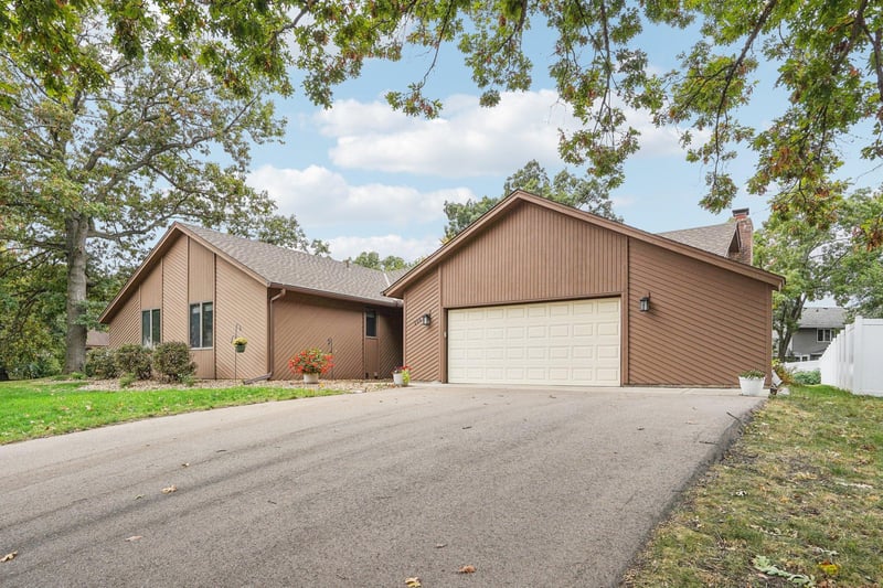 2067 Kings Rd, Eagan, MN 55122