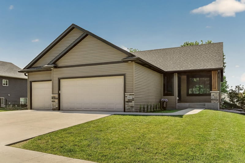 3402 Ridgeline Dr SE, Rochester, MN 55904