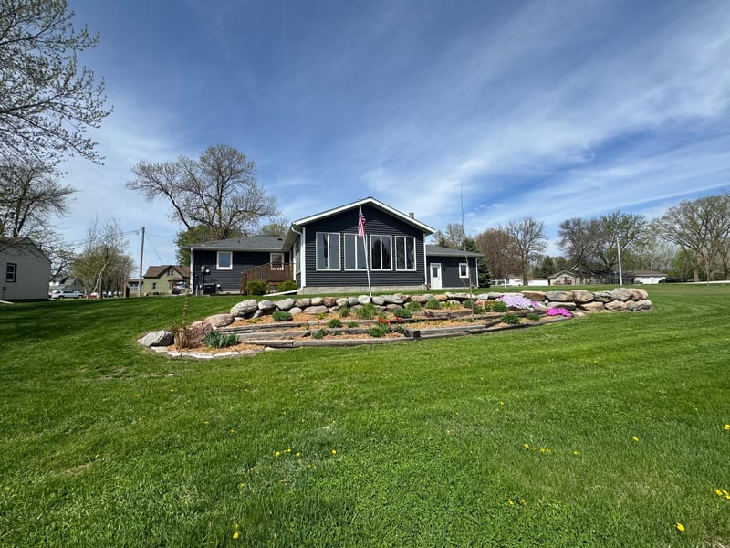 344 Oak St N, Vesta, MN 56292