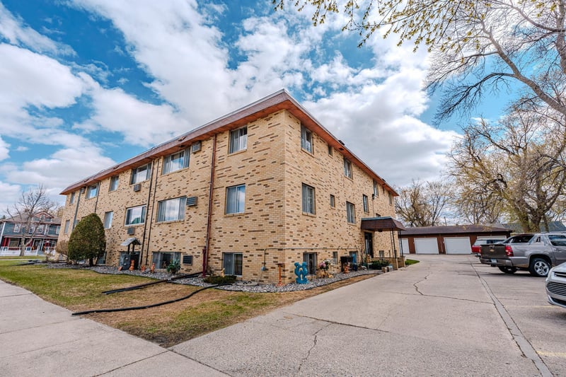 301 6th St S, Moorhead, MN 56560