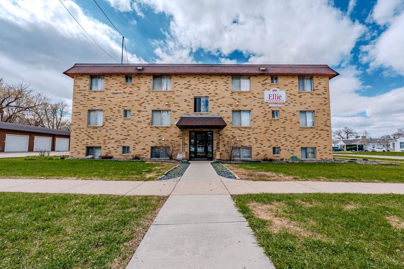 301 6th St S, Moorhead, MN 56560