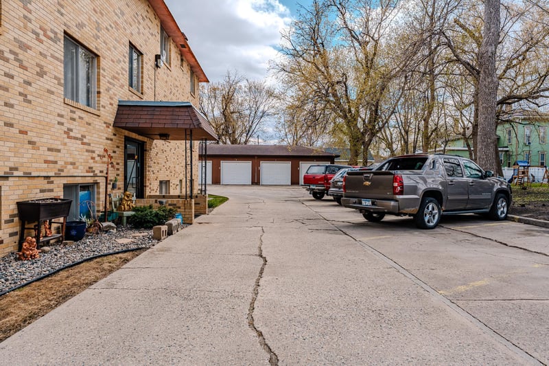 301 6th St S, Moorhead, MN 56560