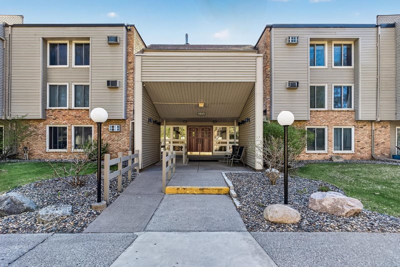4045 Hodgson Rd #211, Shoreview, MN 55126