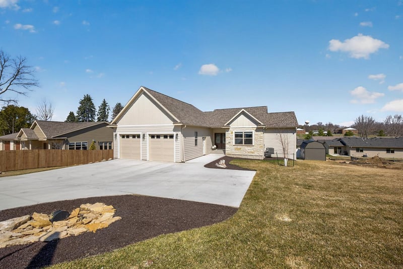 428 8th St SW, Pine Island, MN 55963