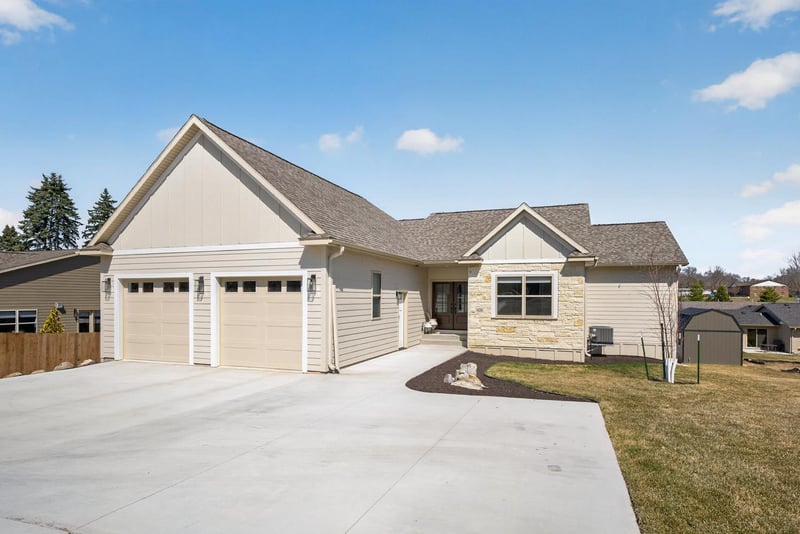 428 8th St SW, Pine Island, MN 55963