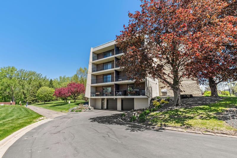 2485 Londin Ln E #423, Maplewood, MN 55119