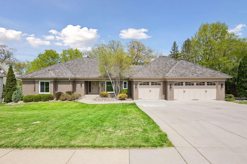 10752 Mount Curve Rd, Eden Prairie, MN 55347